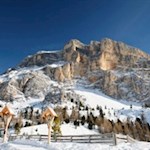 Die Kreuzigungsgruppe von Heiligkreuz vor der Kulisse des Heiligkreuzkofel