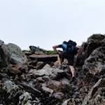 Felsendurchsetzte, seilgesicherte Passage auf dem Weg zum Becherhaus