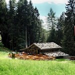 Die urige Schafstall-Hütte lädt zur gemütlichen Einkehr ein