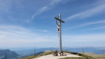 Das anmutige Gipfelkreuz der Seceda