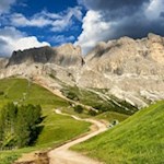 Der Weg nähert sich zusehends den Wänden des Rosengarten