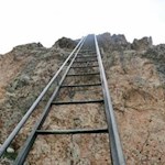 Die Leiter führt über eine senkrecht abfallende Felswand