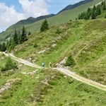 Sanft schlängelt sich der Ridnauner Höhenweg durch die berückende Landschaft