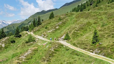 Sanft schlängelt sich der Ridnauner Höhenweg durch die berückende Landschaft