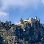 Während des Anstiegs zum Dürerstein öffnen sich schöne Ausblicke auf Kloster Säben