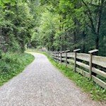 Eben zieht sich der Wanderweg die Ahr entlang