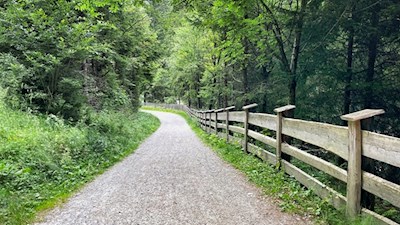 Eben zieht sich der Wanderweg die Ahr entlang