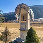 Der Pilgerweg wird von suggestiven Bildstöcken gesäumt