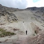 In numerous serpentines to the rifugio Lagazuoi mountain hut