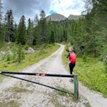 Von der Passstraße zweigt der Weg zum Soldatenfriedhof Valparola ab