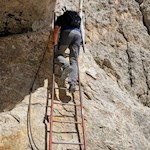 Eisenleiter beim Anstieg auf den Vajolonpass
