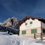 Im-Winter-liegt-die-Regensburgerhütte-im-tiefen-Winterschlaf