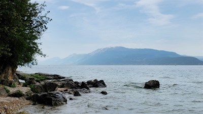 Deviazione verso un pittoresco tratto di spiaggia vicino alla Rocca di Manerba