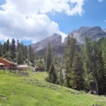 Hinter der Stolla Alm erhebt sich die Hohe Gaisl