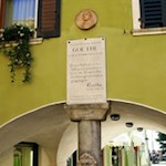 Eine Gedenktafel in Torbole erinnert an den großen Dichterfürsten J. W. von Goethe