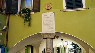Eine Gedenktafel in Torbole erinnert an den großen Dichterfürsten J. W. von Goethe