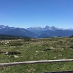 Des Wanderers Blick streift über die Geisler, den Sellastock, den Langkofel, den Plattkofel und den Rosengarten