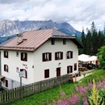 Der Schillerhof vor der Kulisse des Latemar