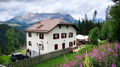 Der Schillerhof vor der Kulisse des Latemar