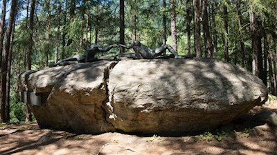 Längs des Franziskusweges zeichnen suggestive Kunstwerke den Sonnengesang nach