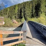 Hinter der Holzbrücke beginnt der eigentliche Wanderweg nach Maria Saalen