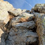 Der Weg führt über felsdurchsetzte Passagen