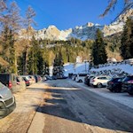 Die Winterwanderung zum Karersee beginnt in Obereggen