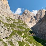 Felsumschlossen präsentiert sich die Grasleitenhütte