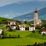 Mittelberg mit der Nikolauskirche