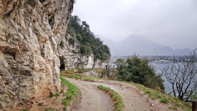 In der zweiten Hälfte des 19. Jahrhunderts in den Felsen gesprengt: die alte Ponale Straße