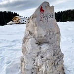 Auch im Winter heißt die Glatsch Alm die Wanderer willkommen