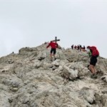 Die letzten Anstiegsmeter zum Gipfelkreuz des Plattkofel