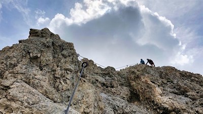 Über schrofiges Felsgelände auf die Rotwand