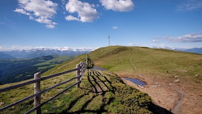 Das Gipfelkreuz des Maurerbergs rückt in greifbare Nähe