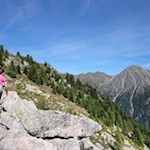 Mit Blick auf das Gaisjoch über steinbeschlagene Hänge
