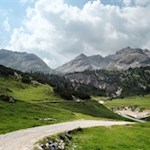Der Weg zur Senneshütte wird von imposanten Dolomitenbergen umrahmt