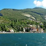 Wo sich Surfer aus aller Welt ein Stelldichein geben: Torbole im Norden des Gardasees