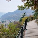 Die Oswaldpromenade lädt zu einem gemütlichen Spaziergang oberhalb der Dächer Bozens ein