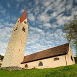 Die Dorfkirche wurde im Gedenken an den heiligen Leonhard mit Ketten umspannt