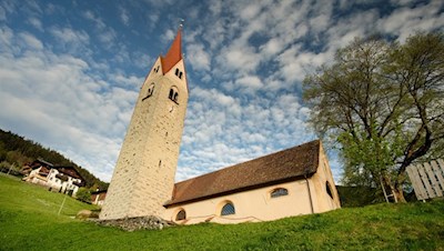 Die Dorfkirche wurde im Gedenken an den heiligen Leonhard mit Ketten umspannt