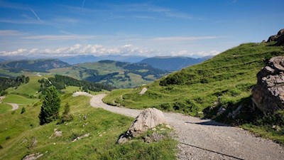 On the scenic hiking trail no. 9 to the Rifugio Sasso Piatto mountain hut