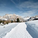 Winterwanderung-vor-dem-malerischen-Panorama-der-Gadertaler-Dolomiten