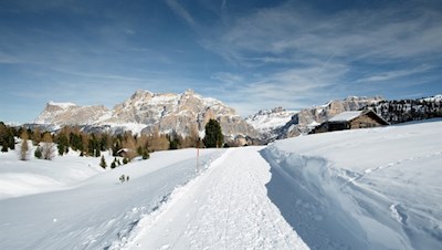 Winterwanderung vor dem malerischen Panorama der Gadertaler Dolomiten
