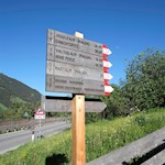 Neben der Bushaltestelle weist ein Schild auf die Obere Erzstraße