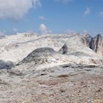 Die Boehütte scheint in eine Mondlandschaft gebettet zu sein