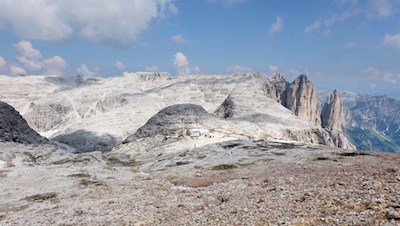 Die Boehütte scheint in eine Mondlandschaft gebettet zu sein