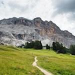 Vor der beeindruckenden Bergkulisse der Heiligkreuzkofelgruppe nach Heiligkreuz