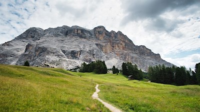 Vor der beeindruckenden Bergkulisse der Heiligkreuzkofelgruppe nach Heiligkreuz