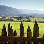 Unterwegs-öffnen-sich-schöne-Ausblicke-auf-Rodeneck-und-die-ringsum-aufstrebende-Bergwelt