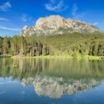 Malerisch-spiegelt-sich-der-Schlern-im-Völser-Weiher